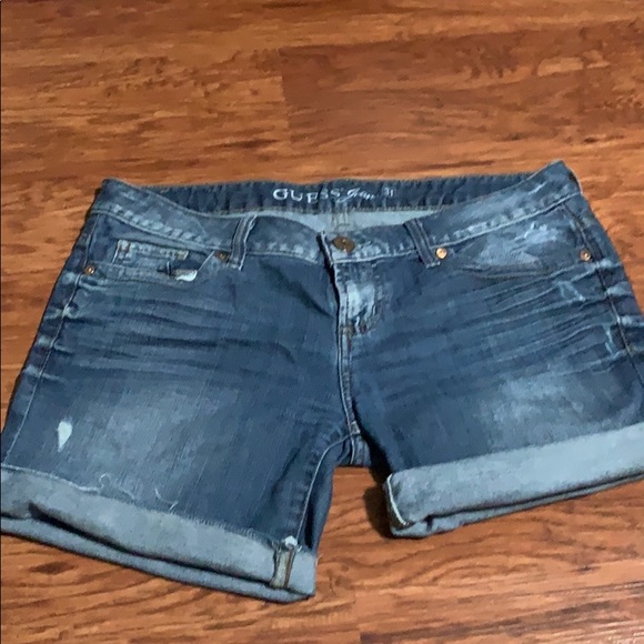 Distressed Guess jean shorts - Picture 4 of 4